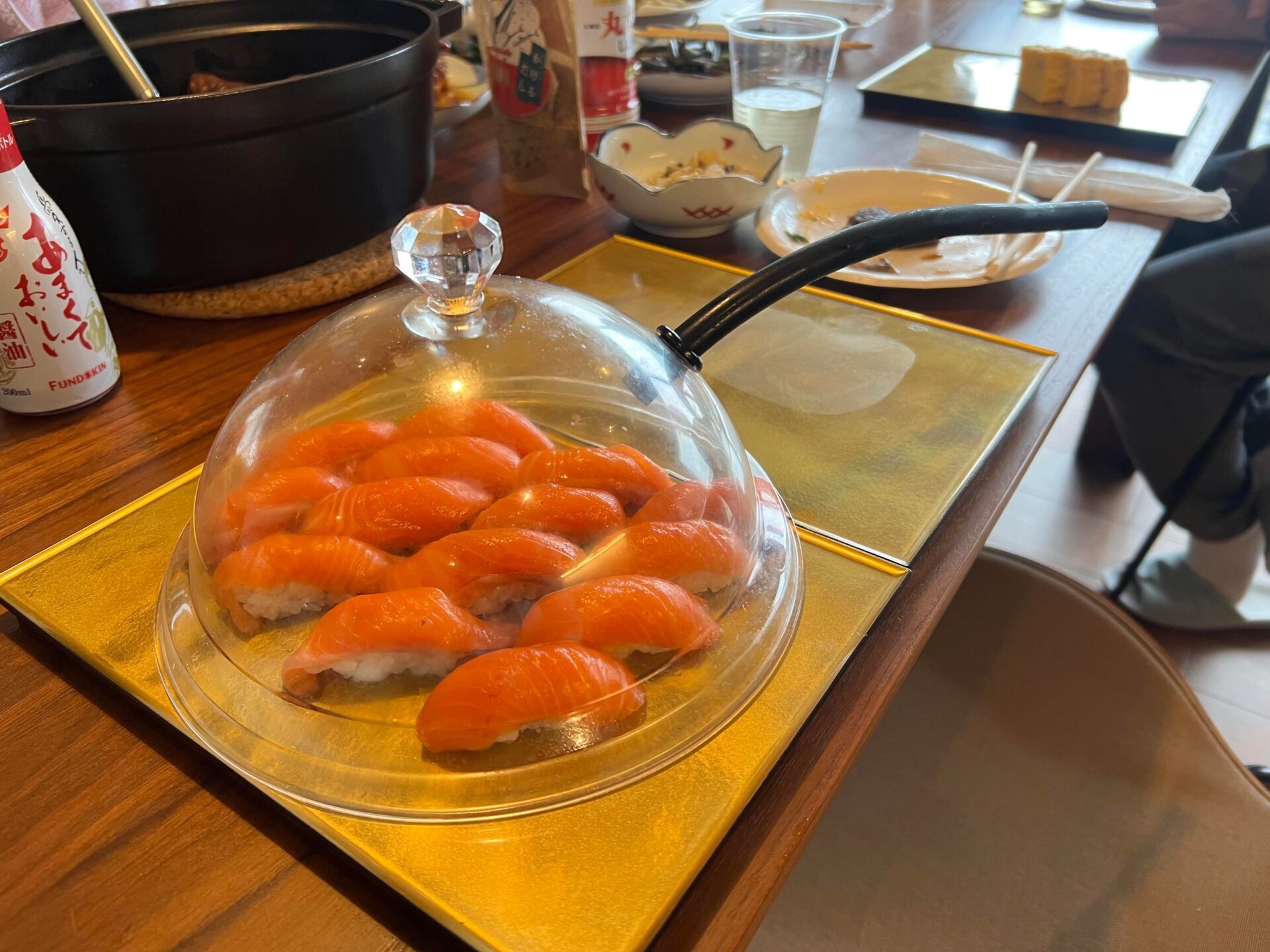 伊豆のご自宅にて（サーモン燻製握り）