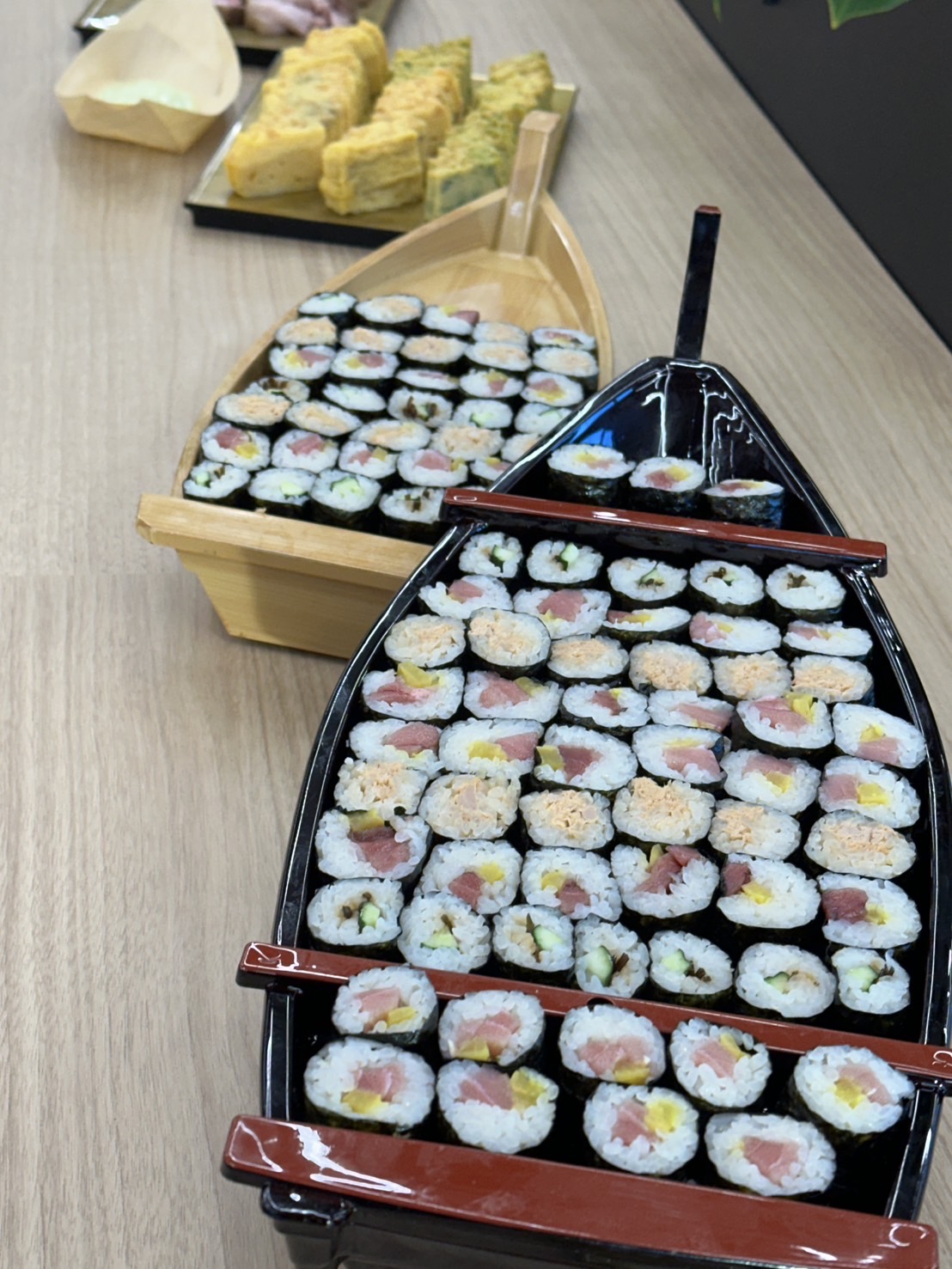 色彩鮮やかな巻き寿司の舟盛り