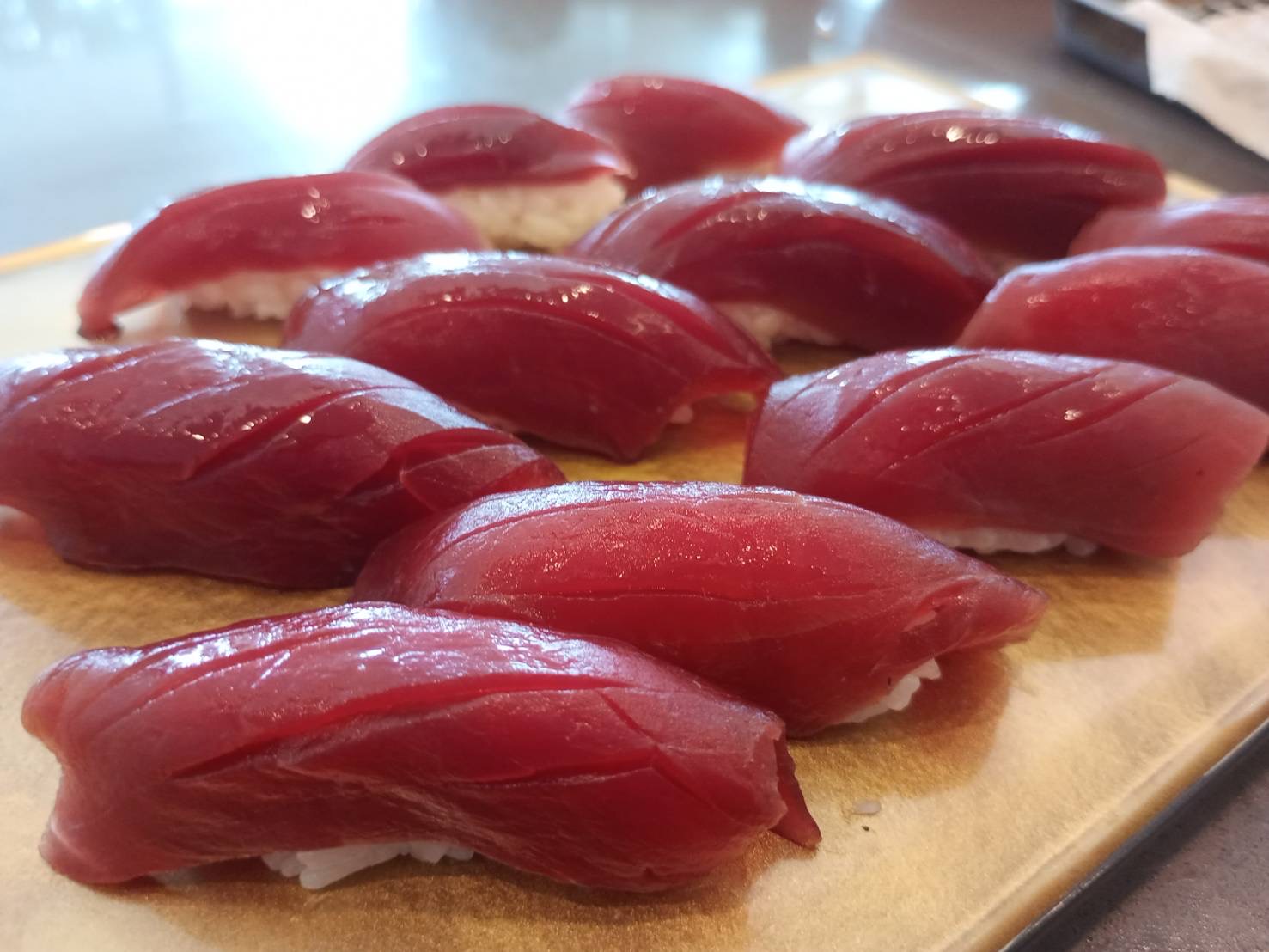 生本マグロはお寿司の王様。赤身は漬けにします