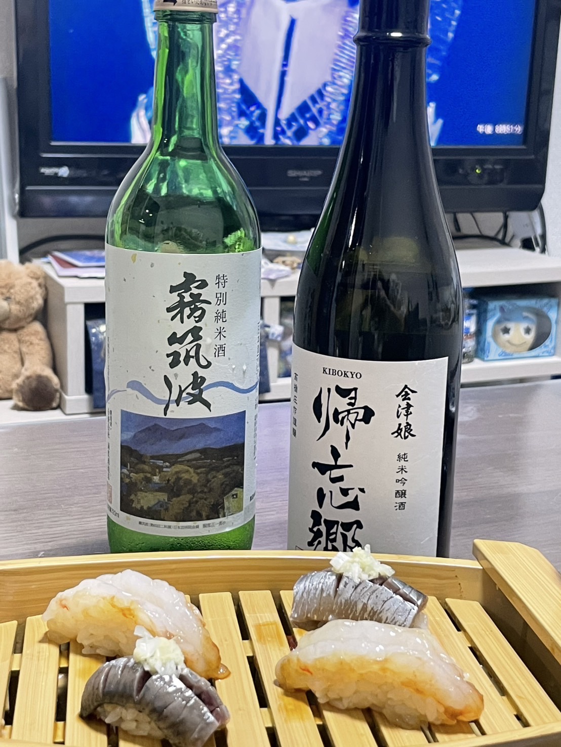 ご自宅にて日本酒を飲みながら