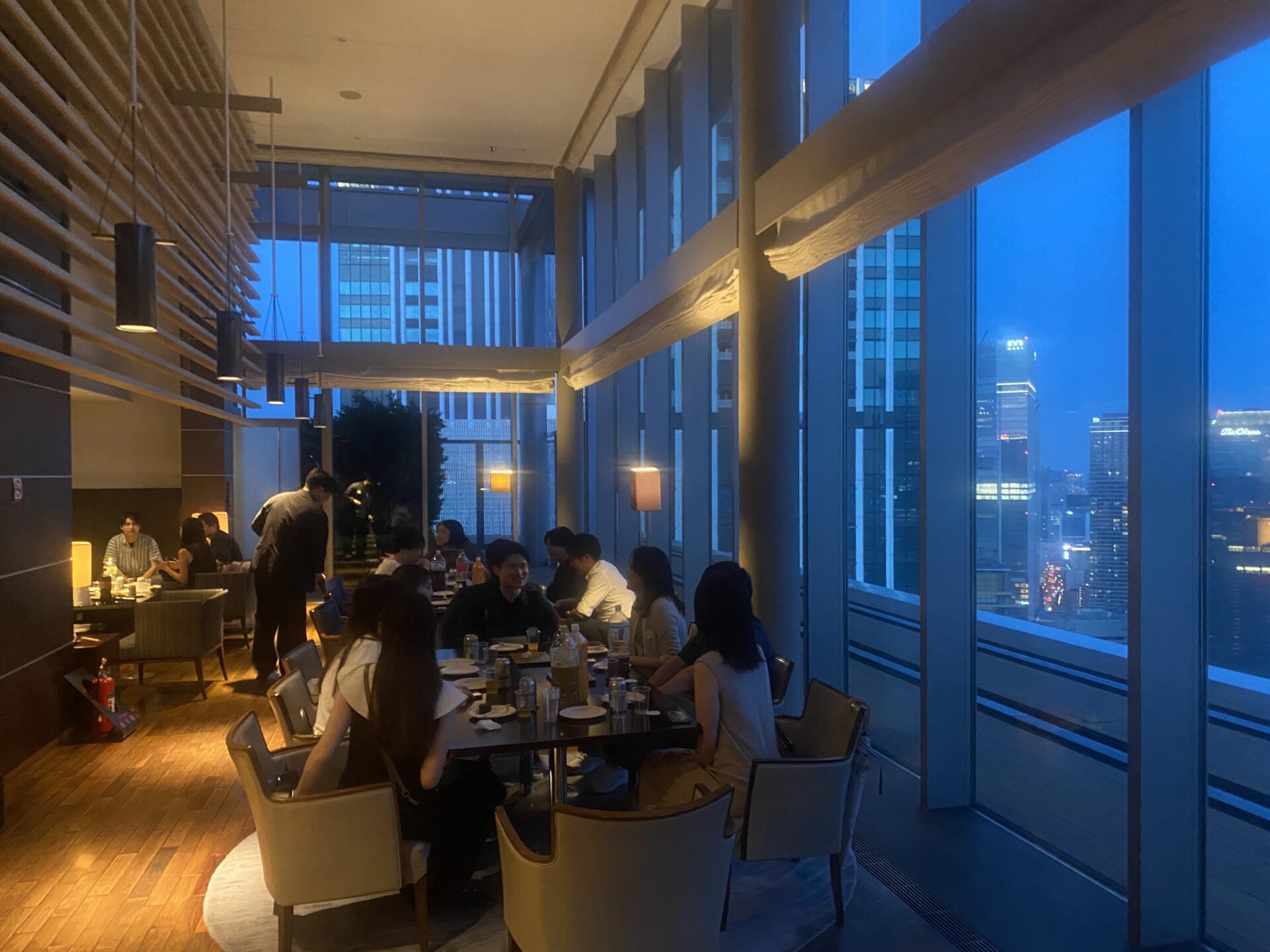 港区マンションのパーティールームにて寿司パーティー